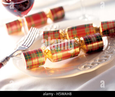 Christmas Cracker con forcella su un dinnerplate Foto Stock