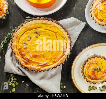 Torta di zucca per il ringraziamento a sfondo rustico. Vista superiore Foto Stock