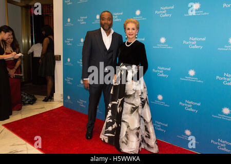 Designer di moda Carolina Herrera e attore/regista Lee Daniels sul tappeto rosso al del Smithsonian National Portrait Gallery inaugurale di American Ritratto di Gala del novembre 15th, 2015 a Washington D.C. Foto Stock