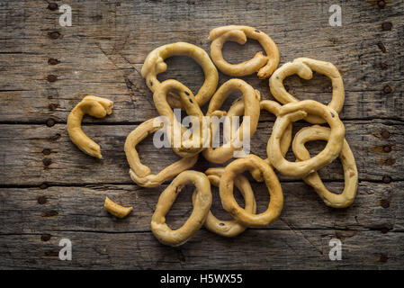Taralli tipici snack dalla regione Puglia in Italia Foto Stock