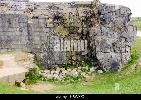 Ha rovinato il tedesco Bunker, rimane dopo la Seconda Guerra Mondiale, Pointe du Hoc, Normandia, Francia Foto Stock