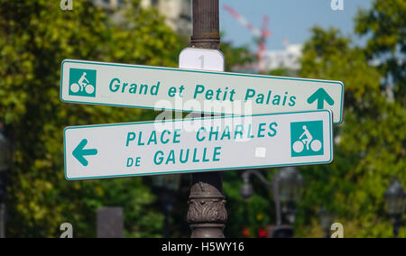 Segni di direzione nella città di Parigi Foto Stock