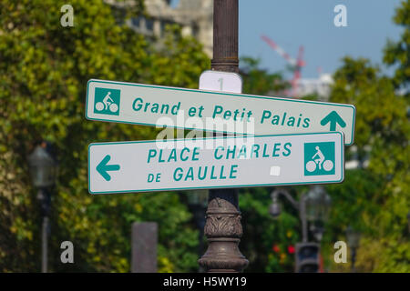 Segni di direzione nella città di Parigi Foto Stock