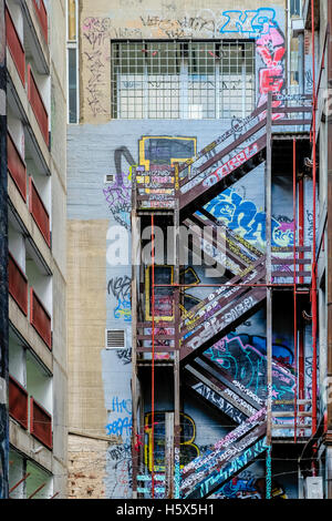 Graffitied scale in Rutledge Lane (off Hosier Lane), Melbourne, Victoria, Australia Foto Stock