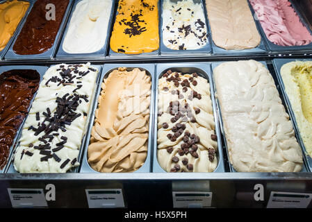 Il gelato in un mix di sapori per la vendita Foto Stock