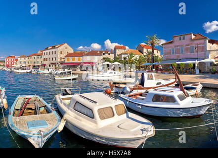 Stari Grad waterfront summer view panorama, isola di Hvar, Croazia Foto Stock
