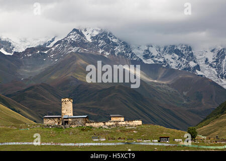 Lamaria chiesa in Ushguli, Georgia. Foto Stock