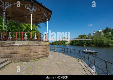 La famiglia in motoscafo noleggiato passare il bandstand a Chester uliveti situati sul fiume Dee Foto Stock