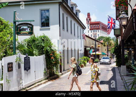 St. Augustine Florida, Old Town, Aviles Street, edifici storici, giovane adulto, adulti adulti, donna donna donna donna donna donna donna donna donna donna donna donna, amici, esplorare, visitatori della strada Foto Stock