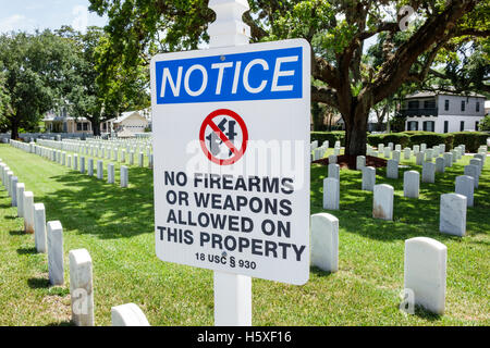 St. Augustine Florida, St. Augustine National Cemetery, St Francis Barracks, veterani di guerra, tombe, lapidi, segno, armi da fuoco non permesso prope Foto Stock