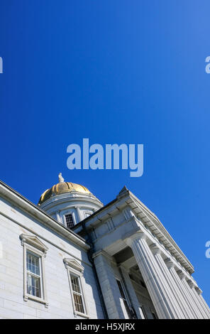 Vista verticale della foglia oro cupola architettonica sulla casa dello Stato del Vermont con dettaglio in muratura. Foto Stock