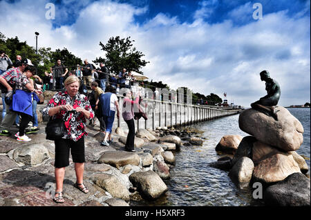 I turisti a scattare foto della Sirenetta monumento a Copenhagen, Danimarca Foto Stock