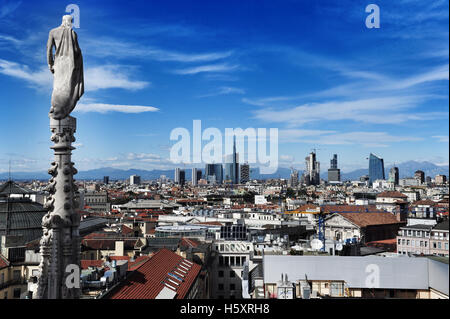 La vista dalla cima del Duomo di Milano. In lontananza le nuovi grattacieli della zona di Porta Nuova può essere visto. Foto Stock