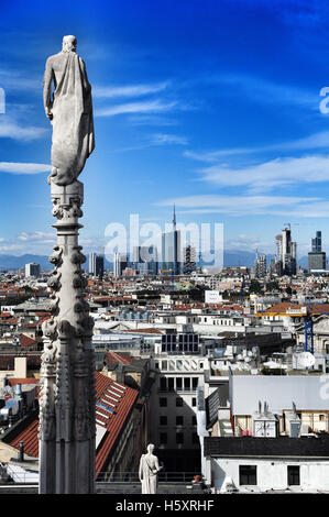 La vista dalla cima del Duomo di Milano. In lontananza le nuovi grattacieli della zona di Porta Nuova può essere visto. Foto Stock