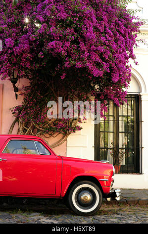 Auto d'epoca in una strada tranquilla di Colonia del Sacramento, Uruguay Foto Stock