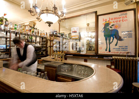 Il bellissimo vintage a forma di ferro di cavallo "comptoir' all'Au Petit Fer a cheval a Parigi, Francia Foto Stock