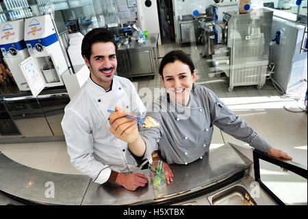 Studente Simone Esposito, 20, con il tutor Luisa Elena Fontana alla Carpigiani Gelato University di Anzola nell'Emilia, Italia Foto Stock