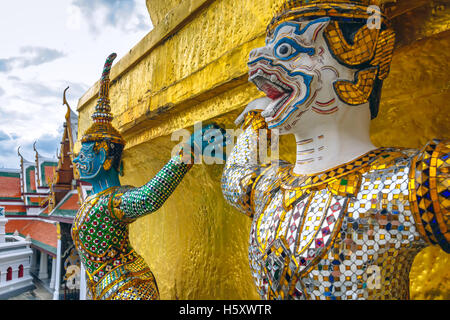 Hanuman, ramayana monkey statue al Tempio del Buddha di Smeraldo di Bangkok, Tailandia Foto Stock