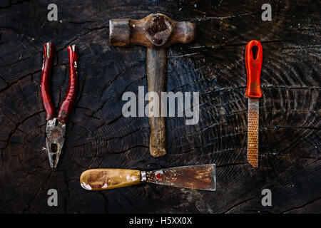 Set di utensili manuali su legno scuro dello sfondo. Foto Stock