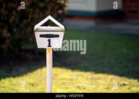 Australian home letterbox con il numero uno sulla frontyard Foto Stock