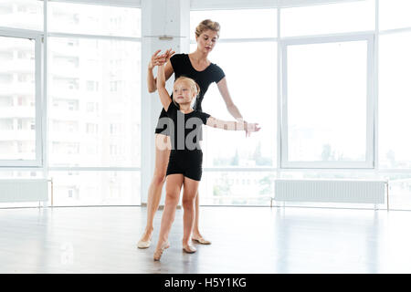 Bella little ballerina e il suo insegnante di danza Scuola di danza Foto Stock