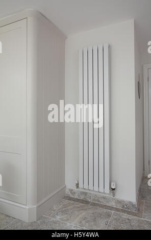 Un radiatore moderno in una cucina bianca nel Regno Unito. Foto Stock