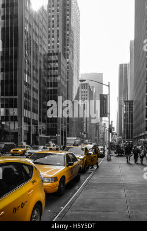 Yellow Cabs lungo le strade di Manhattan Foto Stock
