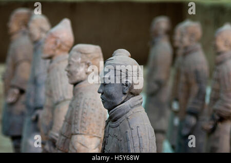 Guerrieri di Terracotta esercito, la buca numero 1, Xian, Shaanxi, Cina, Asia. Un antica collezione di sculture raffiguranti gli eserciti di Qin Foto Stock