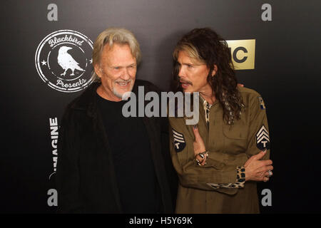 (L-R) Kris Kristofferson & Steven Tyler sul tappeto rosso prima di immaginare: John Lennon settantacinquesimo compleanno concerto @ il teatro al Madison Square Garden di New York il 5 dicembre 2015. Foto Stock