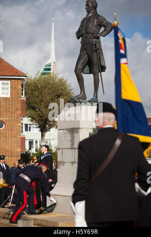 Lord-Lieutenant di Hampshire, NIGEL ATKINSON stabilisce una corona di fiori alla statua di Lord Nelson nella vecchia Portsmouth. Lord-Lieutenant di Hampshire, Nigel Atkinson e Sindaco di Portsmouth, Consigliere David Fuller, hanno preso parte all'annuale marittimo di servizio presso la Cattedrale di Portsmouth, e la posa di corone di fiori alla statua di Lord Nelson. Il servizio si tiene ogni anno la prima domenica prima dell'anniversario della battaglia di Trafalgar, 21 ottobre, e ricorda di coloro che hanno perso la loro vita in mare, e anche commemora la vita di Lord Horatio Nelson. Foto Stock