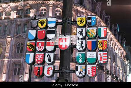Famoso orologio svizzero a Leicester Square Londra Inghilterra - 22 febbraio 2016 Foto Stock