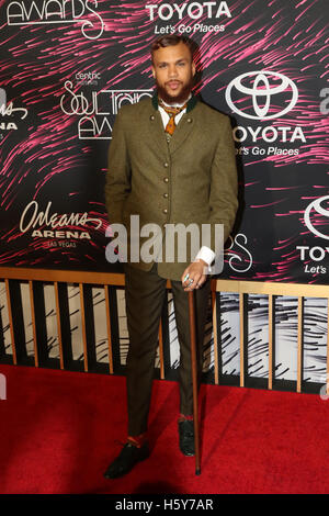 Jidenna assiste il tappeto rosso al 2015 Soul Train Awards presso l'Orleans Arena sul novembre 6th, 2015 a Las Vegas, Nevada. Foto Stock