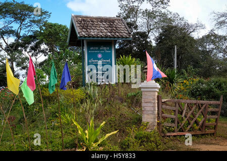Una vista generale dell'entrata di Suan Sinouk piantagione di caffè & resort nel Bolavan altopiano, Laos Foto Stock