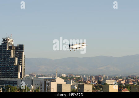 Doppio piano alato un-2 antonov vola sopra skopje Foto Stock