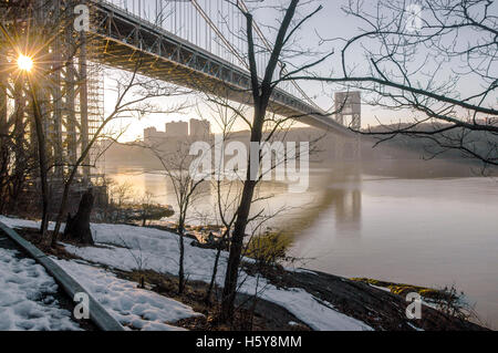 (050206-SWR054) New York, NY 6 Febbraio 05 - Il Ponte George Washington Bridge guardando verso il New Jersey. Foto Stock