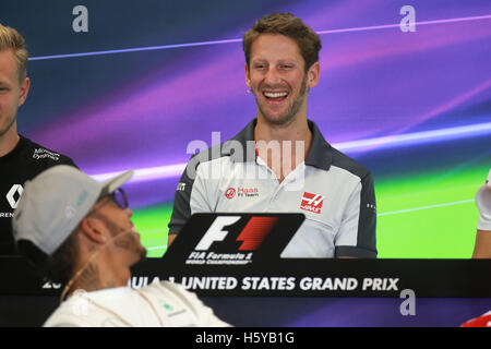 Austin, Stati Uniti d'America. Xx oct, 2016. Motorsports: FIA Formula One World Championship 2016, il Gran Premio degli Stati Uniti, #44 Lewis Hamilton (GBR, la Mercedes AMG Petronas Formula One Team), #8 Romain Grosjean (FRA, Haas Team di F1), © dpa/Alamy Live News Foto Stock