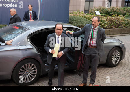 Bruxelles, Belgio. 20 ottobre, 2016. Il Presidente francese esce dalla sua auto per entrare nel Consiglio europeo di Bruxelles (Belgio). Credito: Paul-Marie Guyon/Alamy Live News Foto Stock