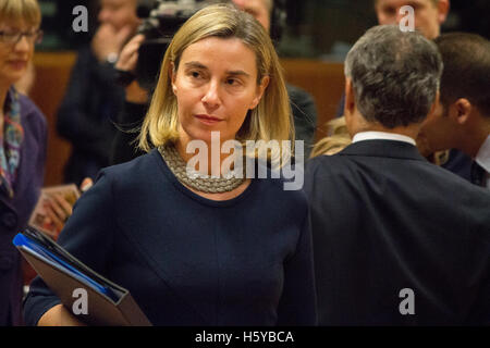 Bruxelles, Belgio. 20 ottobre, 2016. Federica Mogherini, Alto rappresentante dell' Unione europea per gli Affari Esteri e la politica di sicurezza, partecipa a una riunione durante il Consiglio europeo di Bruxelles (Belgio). Credito: Paul-Marie Guyon/Alamy Live News Foto Stock