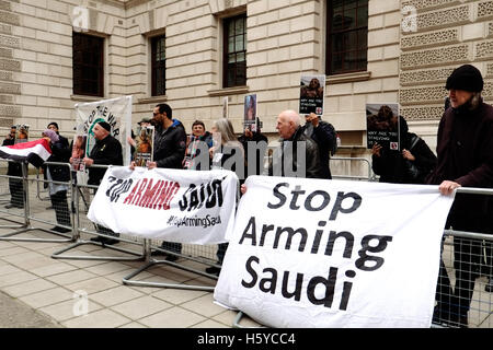 Londra, Regno Unito. Il 21 ottobre 2016. Manifestanti demonstate al di fuori del Foreign and Commonwealth Office chiedendo al governo di smettere di armare l'Arabia Saudita. Credito: claire doherty/Alamy Live News Foto Stock