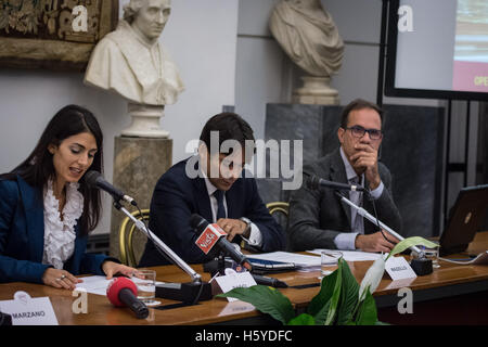 Roma, Italia. Xxi oct, 2016. Roma 21 Ottobre 2016 Presentazione del funzionamento del Campidoglio bilancio aperto, online la pubblicazione dei bilanci Capitolini.Caption locale *** Roma 21 Ottobre 2016 Presentazione del funzionamento del Campidoglio bilancio aperto, la pubblicazione on line del Campidoglio i bilanci nella foto il sindaco di Roma Virginia Raggi è il consigliere Andrea Mazzillo bilancio, con il presidente Openpolis, Vittorio Alvino. Credito: Andrea Ronchini/Alamy Live News Foto Stock