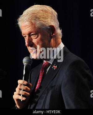 Orlando, Florida, Stati Uniti d'America. Xxi oct, 2016. Ottobre 21, 2016 - Orlando, Florida, Stati Uniti - Ex U.S. Il presidente Bill Clinton campagne per sua moglie, candidato presidenziale democratica, Hillary Clinton, al 2016 Florida istruzione associazione gruppo delegato presso il Rosen Centre Hotel di Orlando, in Florida, il 21 ottobre 2016. Credito: Paul Hennessy/Alamy Live News Foto Stock