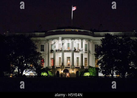 Portico sud della Casa Bianca è illuminata durante la scommessa "Amore e felicità: un'esperienza musicale" le prestazioni sul prato Sud della Casa Bianca a Washington DC su Venerdì, Ottobre 21, 2016. Credito: Ron Sachs/Piscina via CNP /MediaPunch Foto Stock