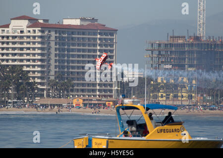 Huntington Beach, California, Stati Uniti d'America. Xxi oct, 2016. LUCAS ACROBAZIA OLIO .durante la cerimonia inaugurale Breitling Huntington Beach air show di basso livello di volo lungo il bordo delle acque con sentiero di fumo billowing dietro Foto Stock