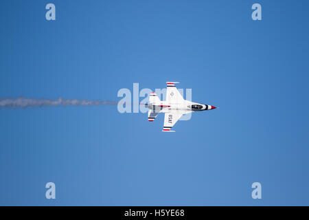 Huntington Beach, California, Stati Uniti d'America. Xxi oct, 2016. United States Air Force Thunderbirds team di dimostrazione durante la cerimonia inaugurale Breitling Huntington Beach in California, Stati Uniti d'America. Xxi oct, 2016. Foto Stock