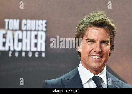 Berlino, Germania. Xxi oct, 2016. Noi attore e membro del cast Tom Cruise arriva per la premiere del film di 'Jack pinza: mai tornare indietro" di Berlino (Germania), 21 ottobre 2016. Il filmato è di aprire in tedesco cinema il 10 novembre 2016. Foto: Klaus-Dietmar Gabbert/dpa/Alamy Live News Foto Stock