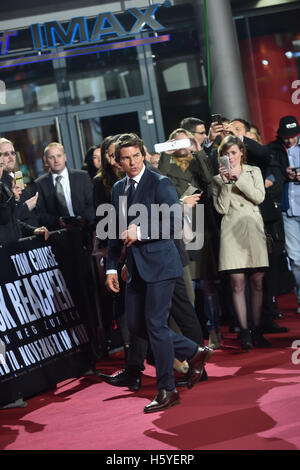 Berlino, Germania. Xxi oct, 2016. Noi attore e membro del cast Tom Cruise arriva per la premiere del film di 'Jack pinza: mai tornare indietro" di Berlino (Germania), 21 ottobre 2016. Il filmato è di aprire in tedesco cinema il 10 novembre 2016. Foto: Klaus-Dietmar Gabbert/dpa/Alamy Live News Foto Stock