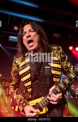 Las Vegas, NV, Stati Uniti d'America. Xxi oct, 2016. ***La copertura della casa*** STRYPER in vinil Las Vegas Hard Rock Hotel & Casino in Las Vegas NV il 21 ottobre 2016. Credito: Erik Kabik Fotografia/media/punzone Alamy Live News Foto Stock