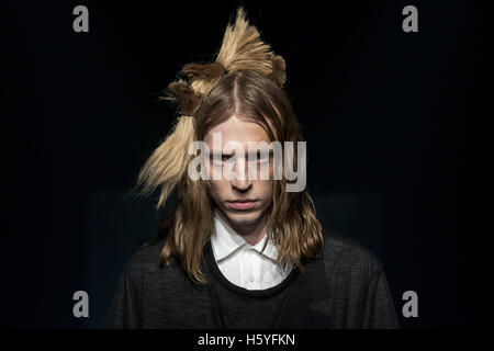 Tokyo, Giappone. 22 ottobre, 2016. Un modello presenta una creazione del designer Keisuke Imazaki per brand Plastictokyo come parte della settimana della moda a Tokyo Primavera/Estate 2017. Credito: Alessandro Di Ciommo/ZUMA filo/Alamy Live News Foto Stock