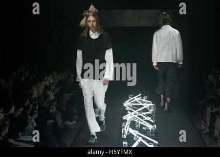 Tokyo, Giappone. 22 ottobre, 2016. Un modello presenta una creazione del designer Keisuke Imazaki per brand Plastictokyo come parte della settimana della moda a Tokyo Primavera/Estate 2017. Credito: Alessandro Di Ciommo/ZUMA filo/Alamy Live News Foto Stock