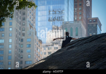 New York, NY, STATI UNITI D'AMERICA. 15 ottobre, 2016. Tyler Ranger, 8 di città giardino che partecipa a una classe dal movimento Creative-Parkour presso il Central Park's arbitro Rock, Sabato 15 Ottobre, 2016. © Bryan Smith/ZUMA filo/Alamy Live News Foto Stock